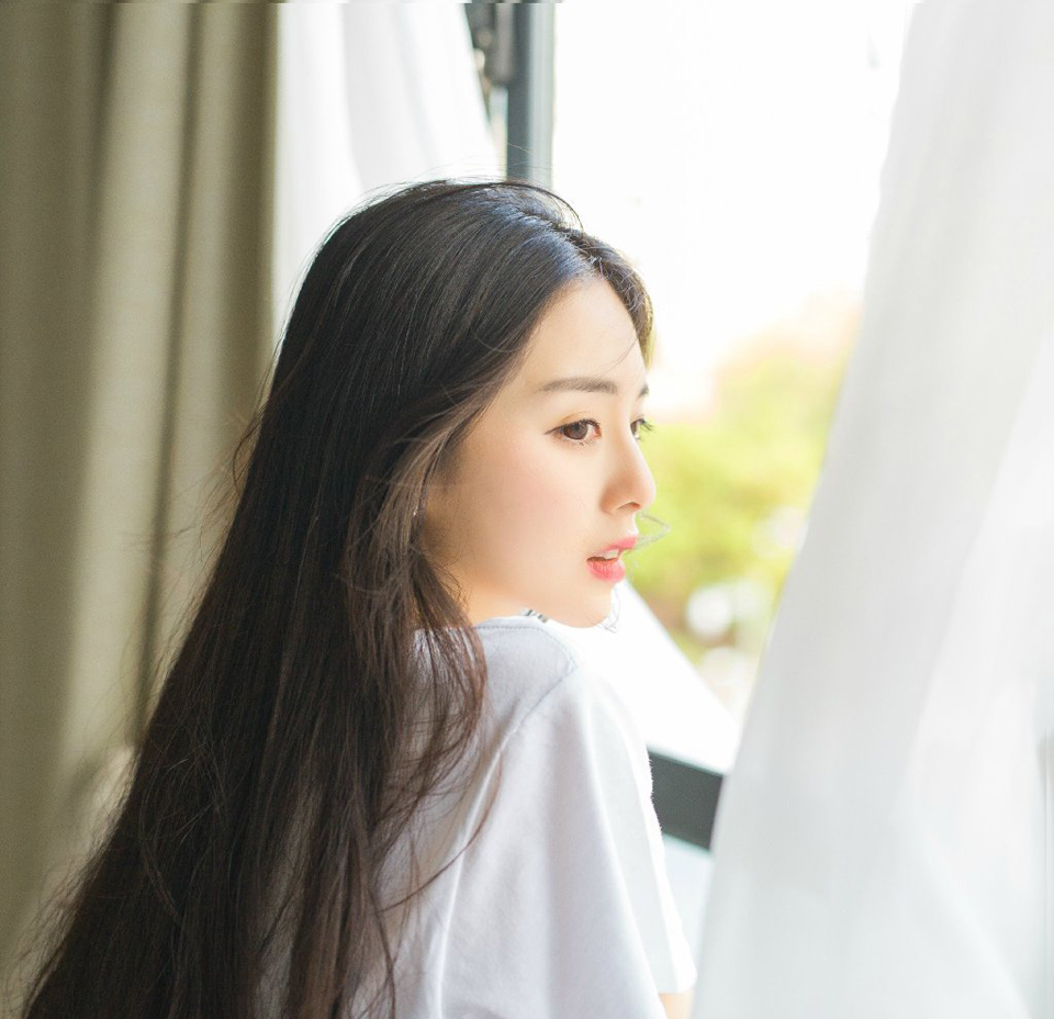 一声闷响伴随着刺耳的骨骼碎裂声中，虎卫魁梧的身体就这么仿佛遭到重物撞击一般离地而起，眼中还带着愕然的表情，胸口却整个凹陷下去。